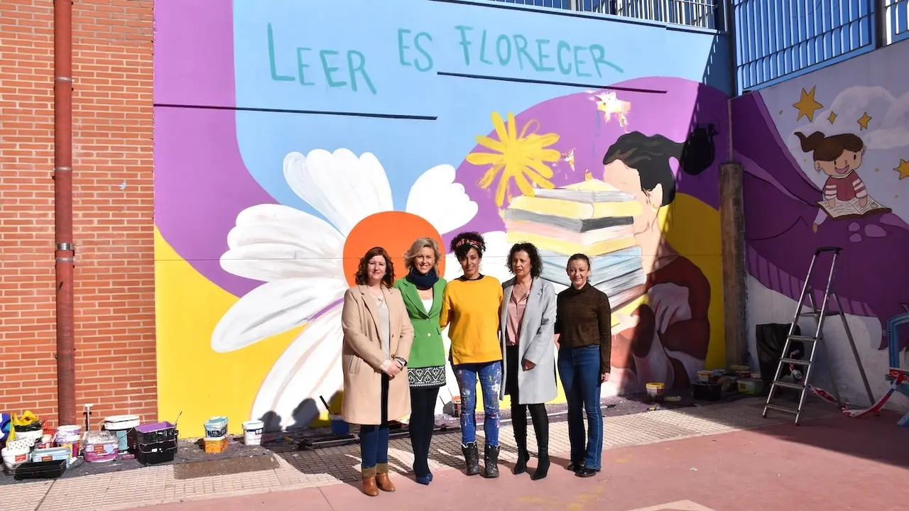 La artista conquense Cristina Domínguez realiza un mural en el CEIP 'Hermanos Valdés' de la capital