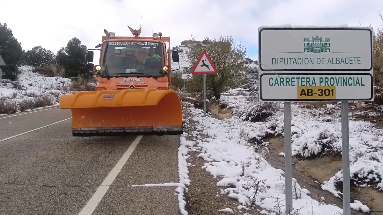 La Diputación de Albacete activa un nuevo operativo para limpiar las carreteras de nieve y hielo