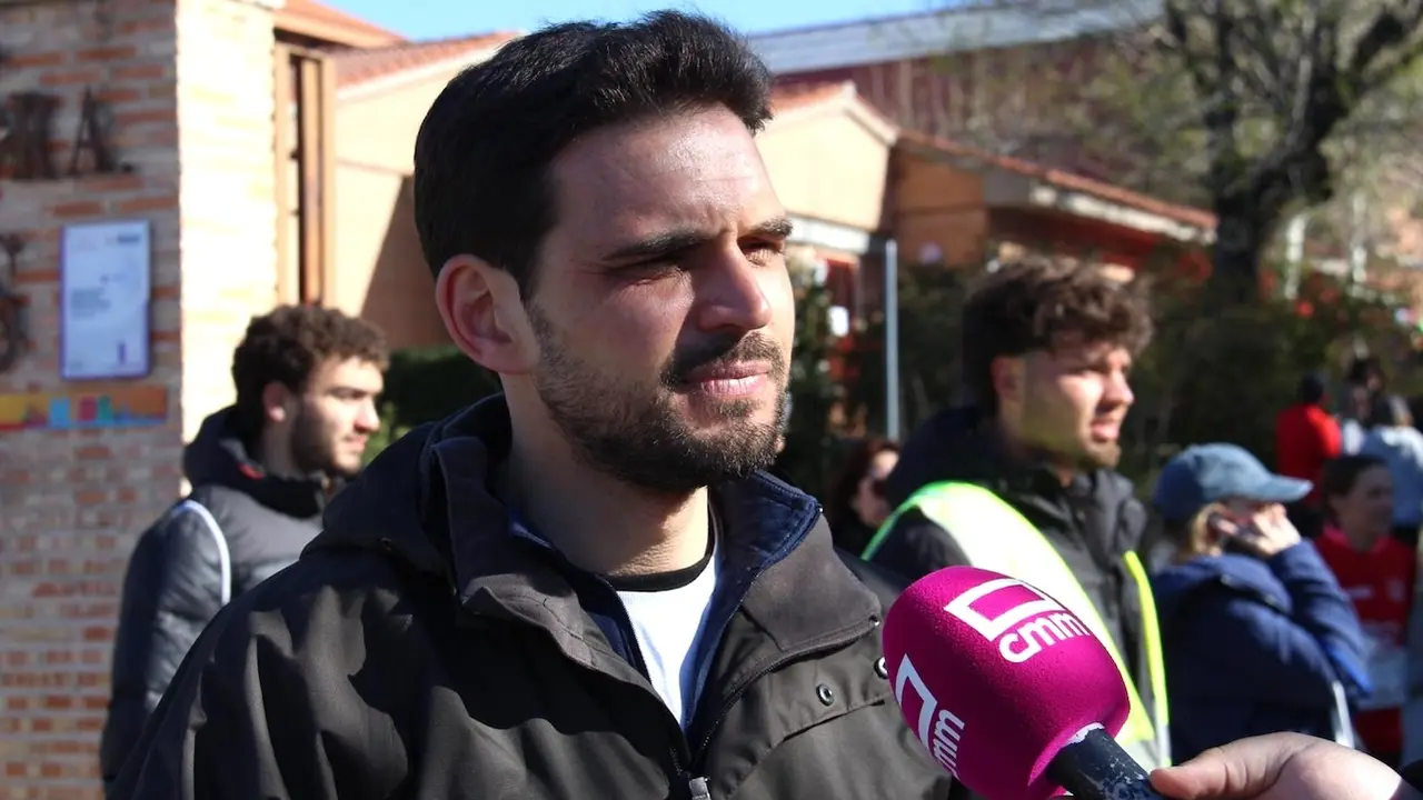 El portavoz regional y diputado autonómico del PP en las Cortes de Castilla-La Mancha, Santiago Serrano, atendiendo a los medios este domingo en Toledo
