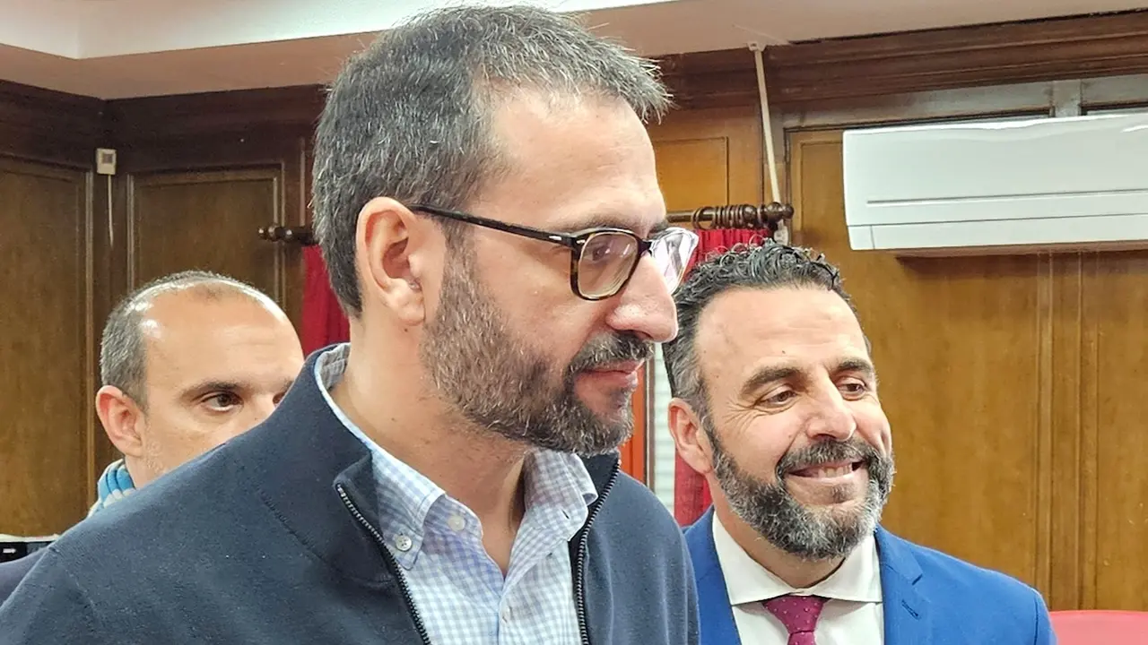 El secretario de Organización del PSOE de Castilla-La Mancha y diputado nacional, Sergio Gutiérrez, atendiendo a los medios este domingo en Azuqueca de Henares (Guadalajara)