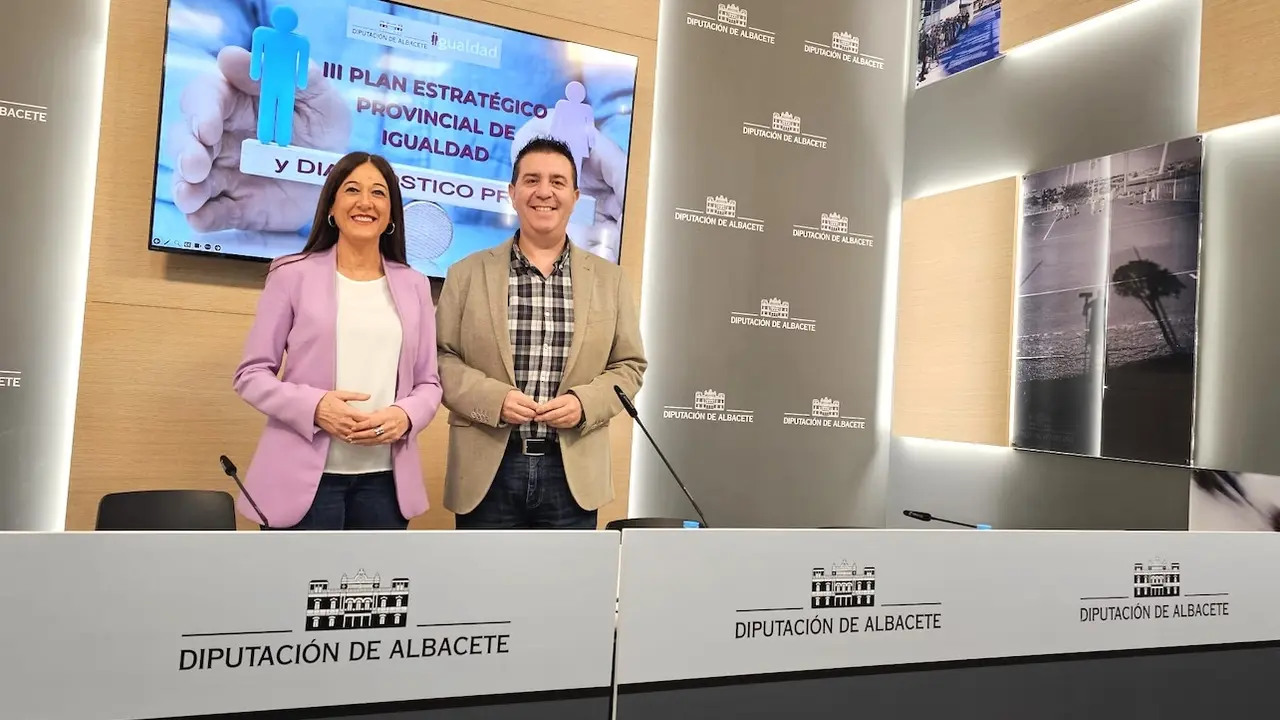 El presidente de la Diputación de Albacete, Santiago Cabañero, y la diputada de Igualdad, Pilar Callado, han presentado el III Plan Estratégico Provincial de Igualdad