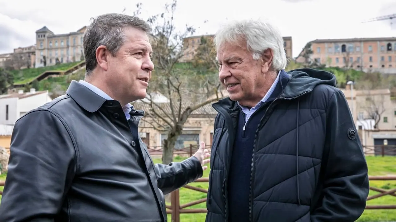 El presidente de Castilla-La Mancha, Emiliano García-Page (i), y el expresidente del Gobierno Felipe González (d) han comido este lunes juntos en Toledo, en un encuentro en el que han hablado de política en general