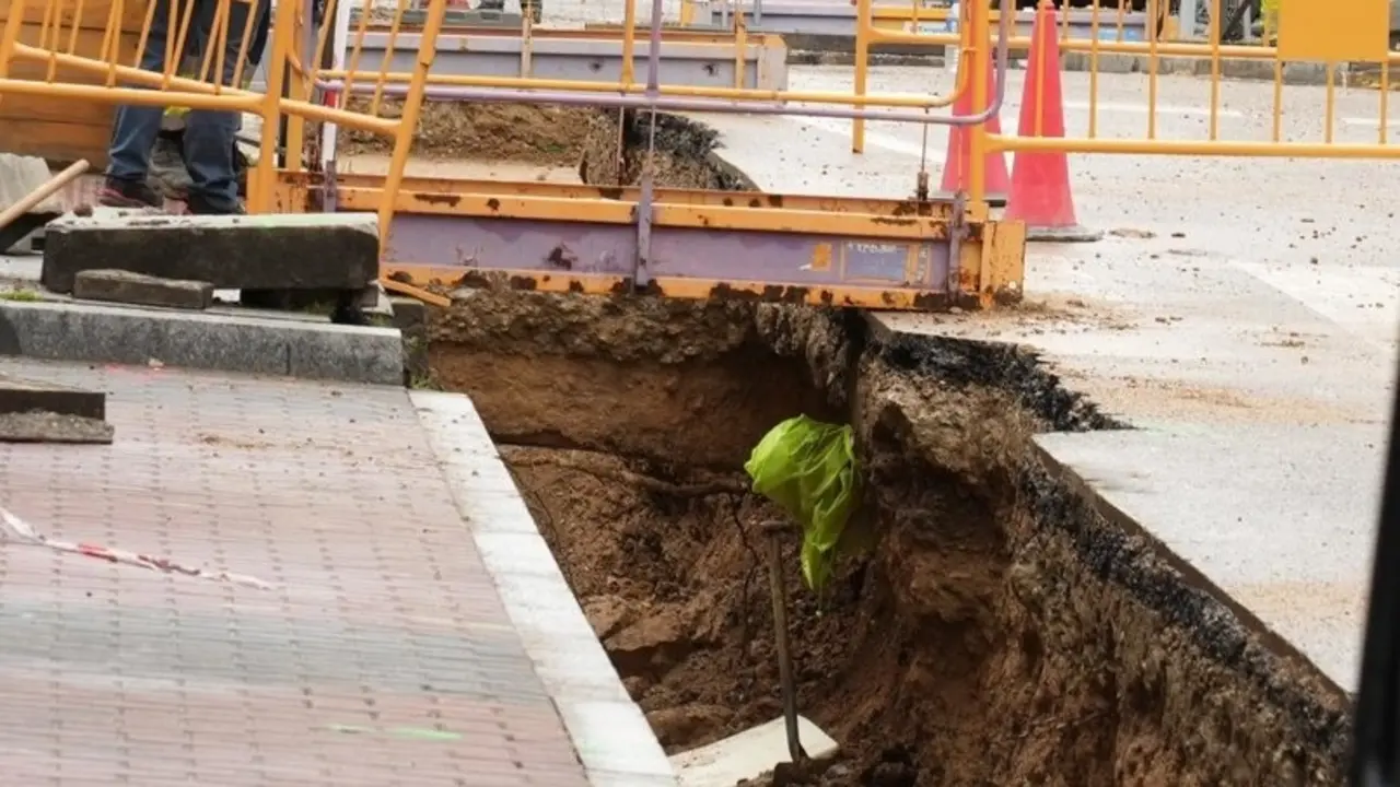 Fallece un trabajador tras caer a una zanja en unas obra de una red de calor