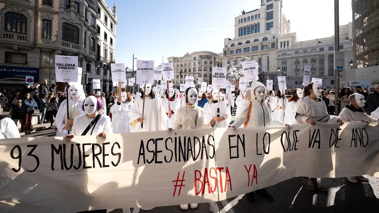 La 'Compaña Feminista' irrumpe en el 8M toledano para visibilizar a "todas" las víctimas de la violencia de género
