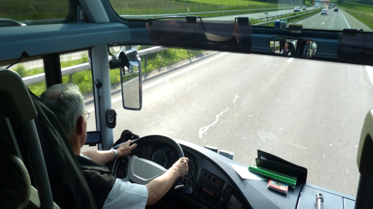 En la imagen de archivo un conductor circula con un autobús de pasajeros