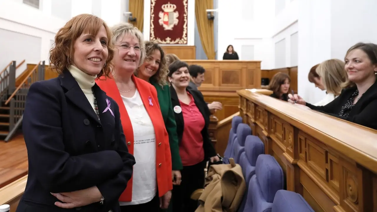 Las Cortes de Castilla-La Mancha se iluminan de morado y acogen un acto institucional el Día de la Mujer