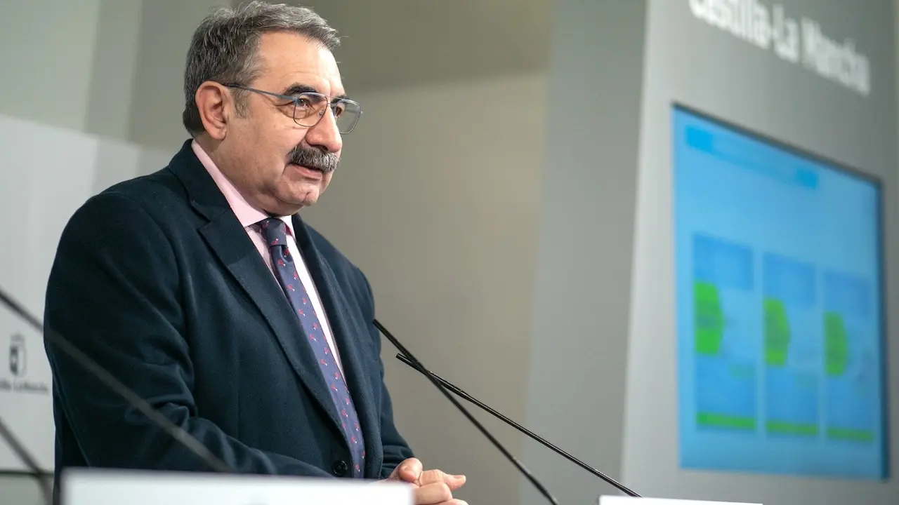 El consejero de Sanidad de Castilla-La Mancha, Jesús Fernández Sanz, ha informado en rueda de prensa de asuntos de su departamento abordados en el Consejo de Gobierno