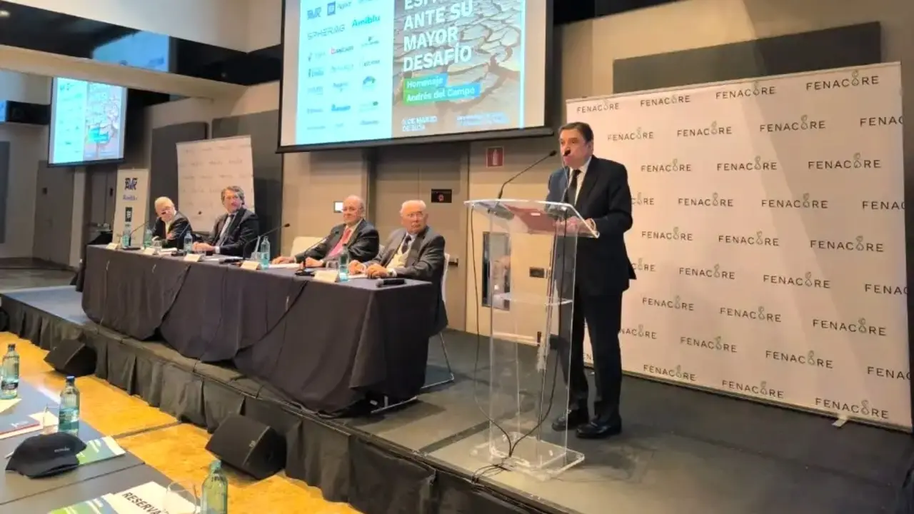 El ministro de Agricultura, Pesca y Alimentación, Luis Planas, en la clausura de una jornada técnica de la Federación Nacional de Comunidades de Regantes de España (Fenacore)