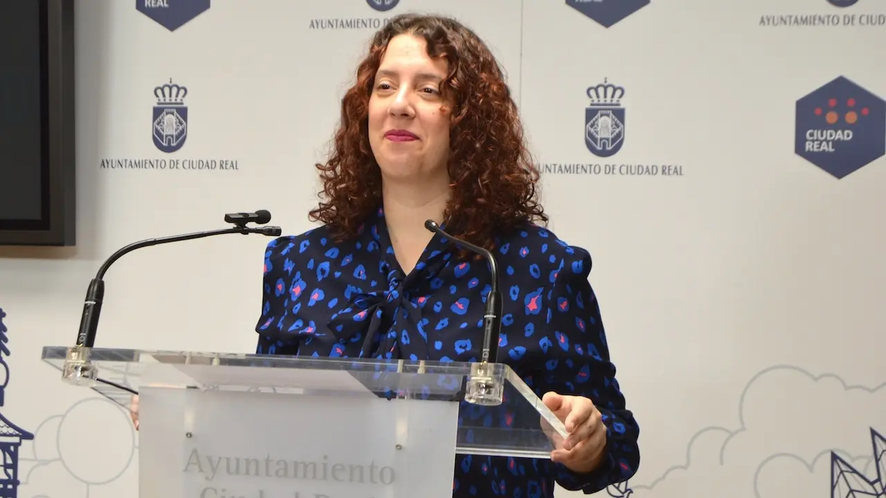 La portavoz del PSOE en el Ayuntamiento de Ciudad Real, Sara Martínez, en rueda de prensa en el Consistorio
