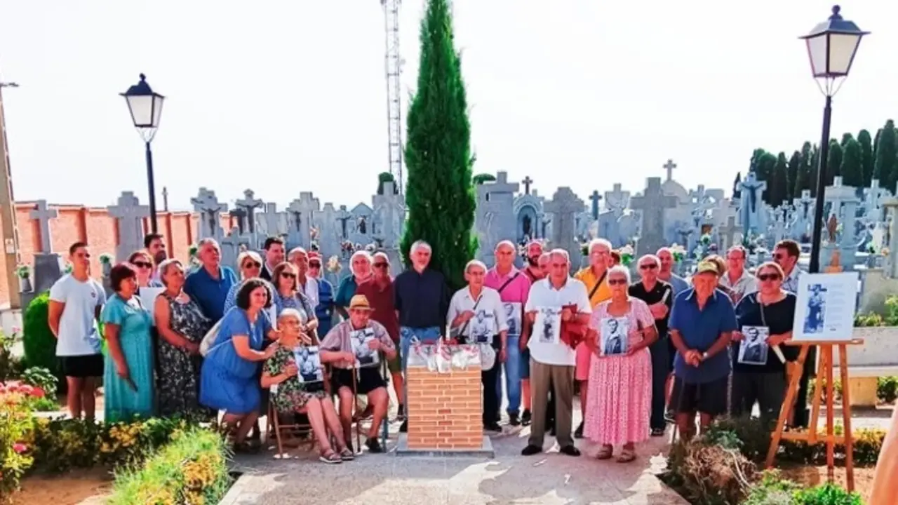 Acto de colocación de la placa, ubicada en un pequeño muro, en el cementerio de Fuensalida (Toledo)