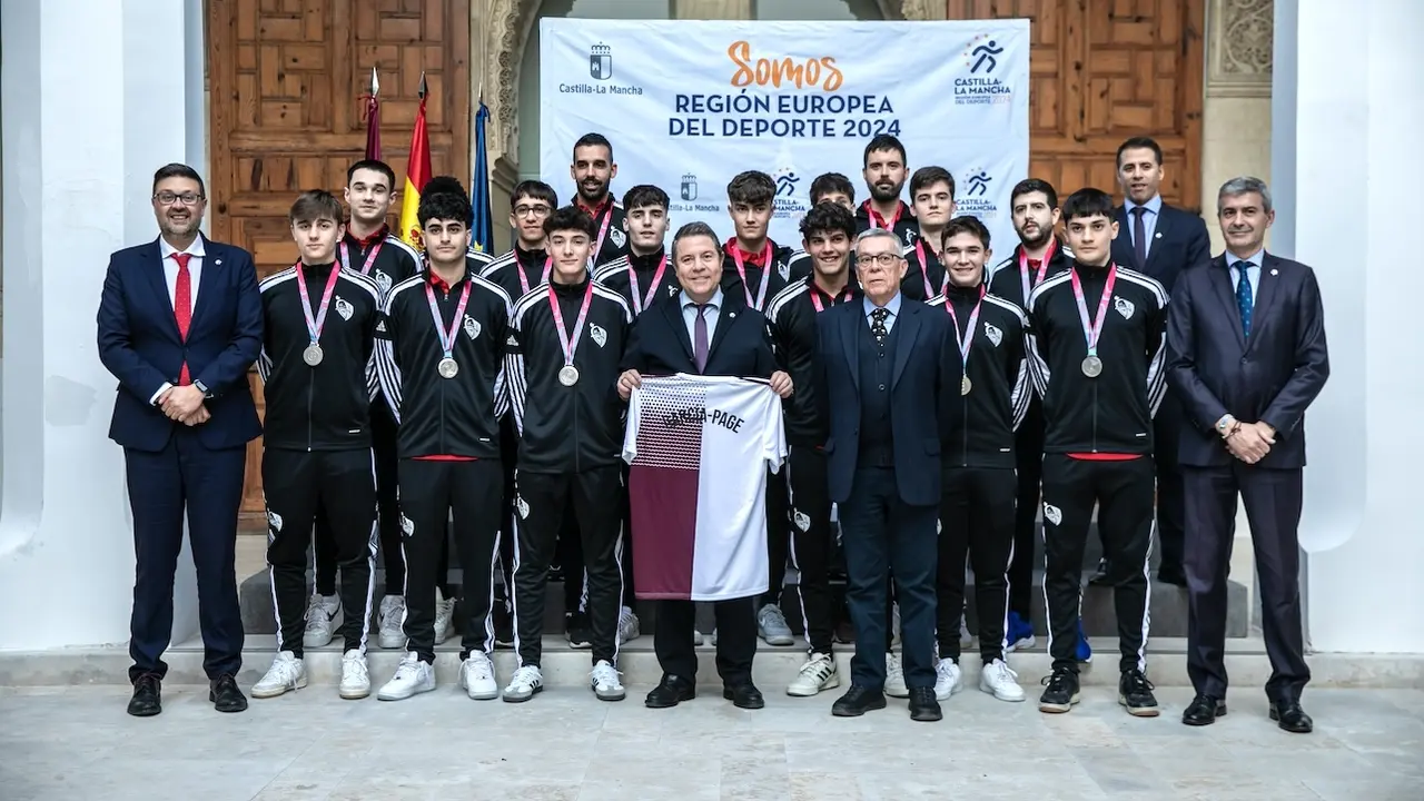 El presidente autonómico, Emiliano García-Page, recibe a los integrantes de la selección de Castilla-La Mancha de fútbol sala sub-19, subcampeona de España en 2023 y 2024