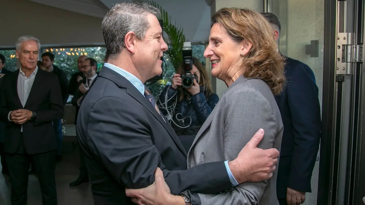 La vicepresidenta tercera y ministra para la Transición Ecológica y el Reto Demográfico, Teresa Ribera, y el presidente de Castilla-La Mancha, Emiliano García-Page, se saludan este miércoles en Toledo antes de participar en un foro económico en Toledo