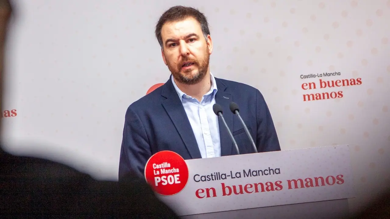El diputado del PSOE en las Cortes de Castilla-La Mancha, Antonio Sánchez Requena, durante la rueda de prensa que ha ofrecido en la sede de los socialistas en Toledo