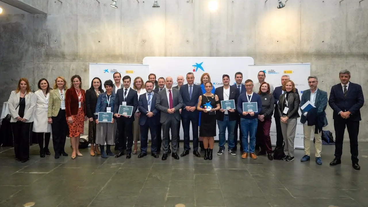 Fotografía de familia de los Premios Emprende XXI