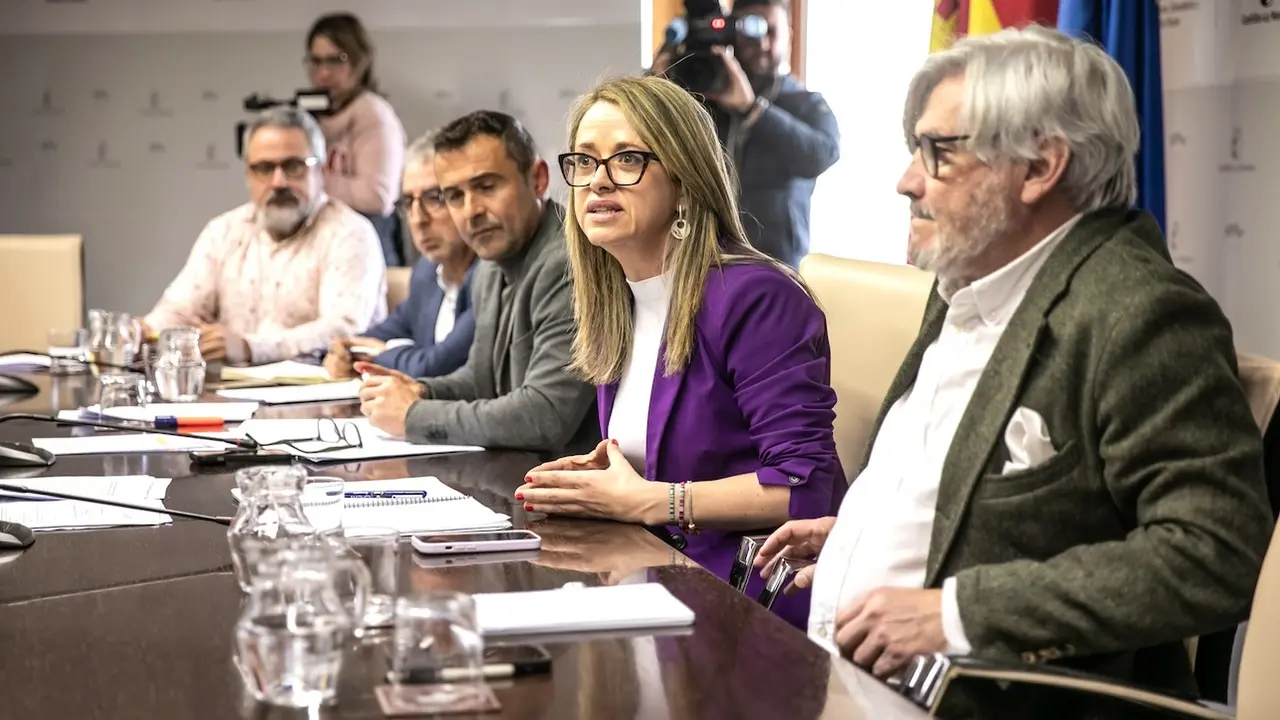 La viceconsejera de la Política Agraria Común y Política Agroambiental, Gracia Canales, preside la primera reunión de la Mesa de Coordinación y Seguimiento del Plan Estratégico de la PAC (PEPAC), que tiene lugar en la sala de juntas de la Consejería de Agricultura, Ganadería y Desarrollo Rural