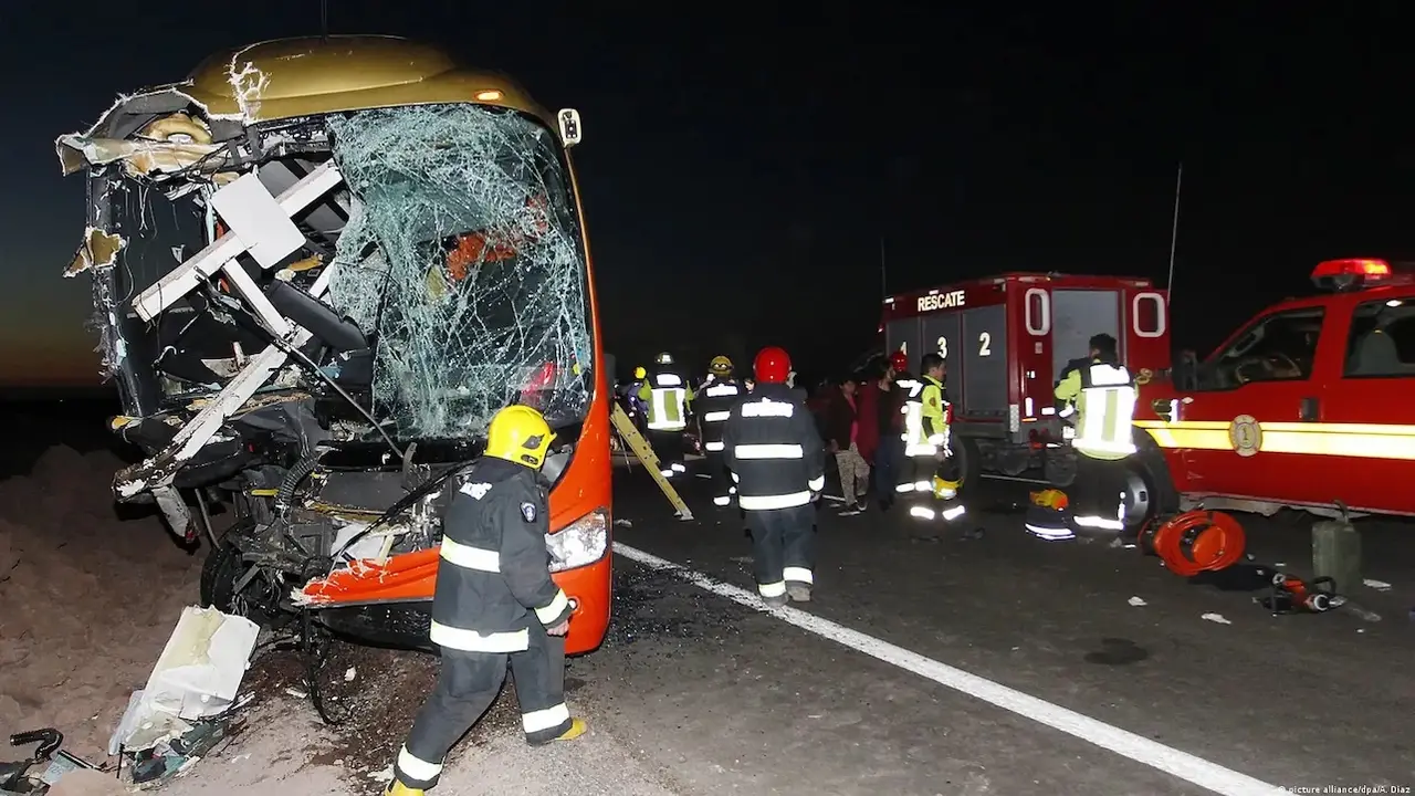 autobús, autobuses, choque, colisión, accidente de tráfico,