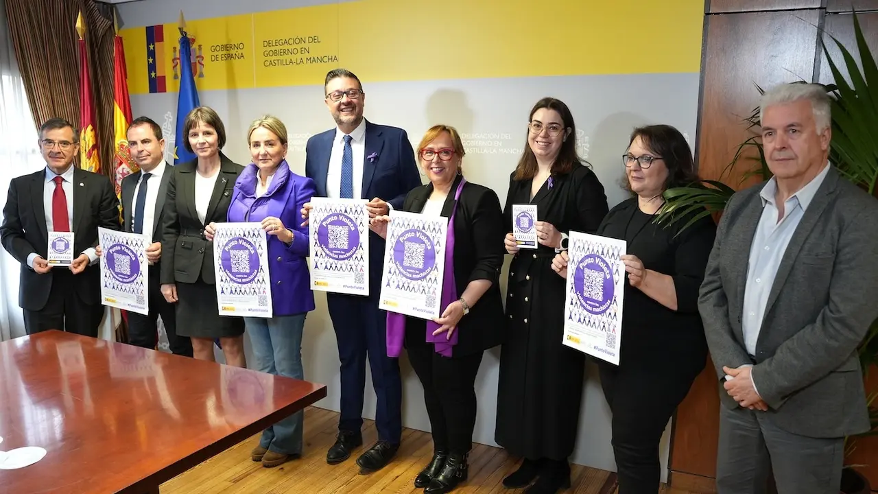 El consejero de Educación, Cultura y Deportes, Amador Pastor, firma con la delegada del Gobierno de España en Castilla-La Mancha el convenio para la puesta en marcha de los puntos violetas en bibliotecas, en la Delegación del Gobierno en Toledo