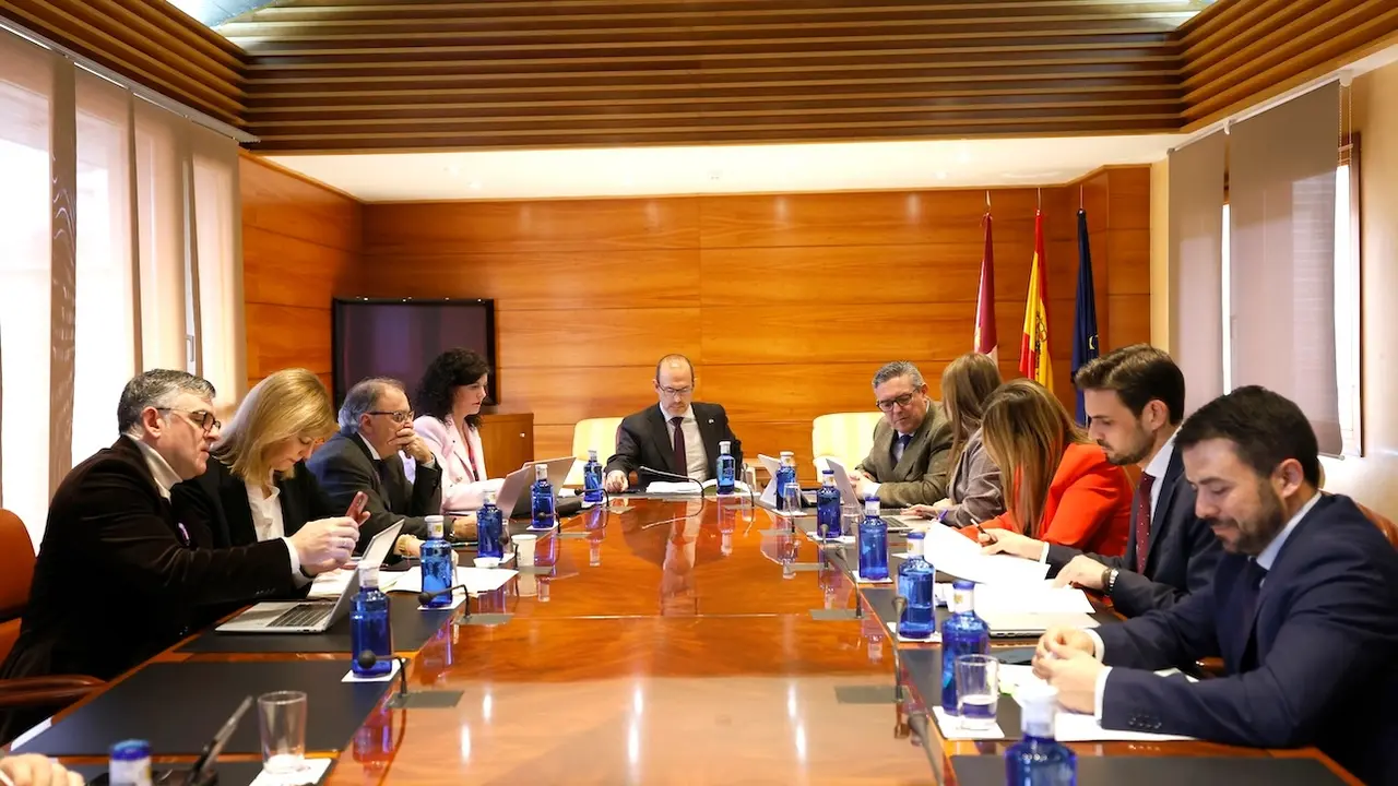 En la imagen un instante de la reunión de la Junta de Portavoces y Mesa de las Cortes de Castilla-La Mancha