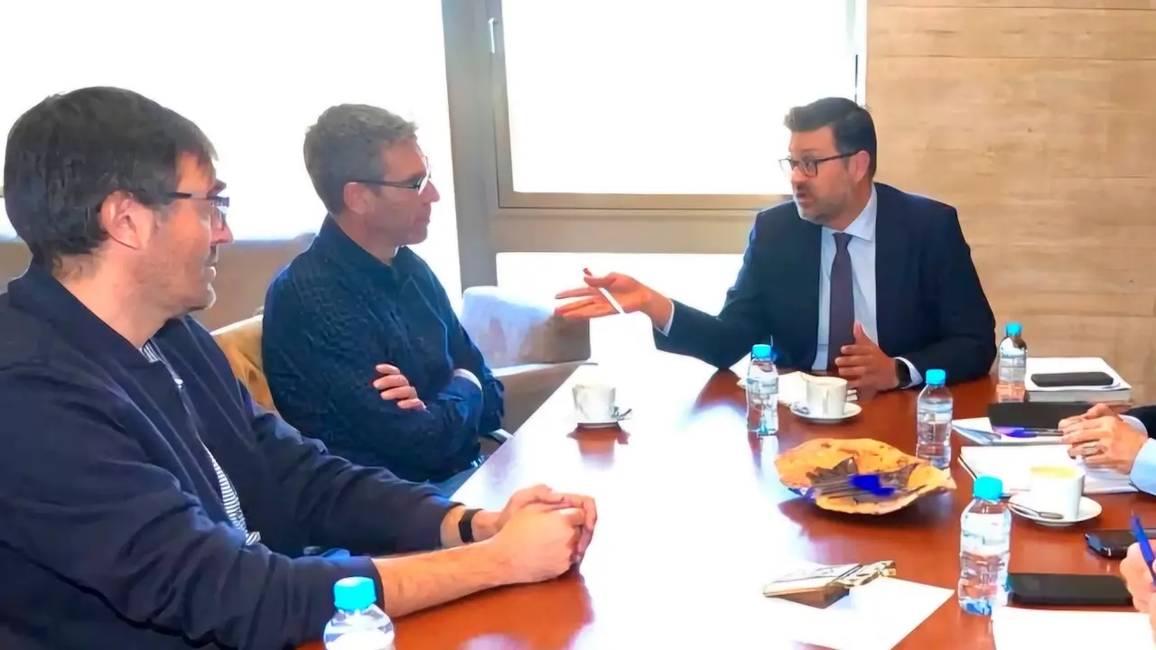Los representantes de STE durante la reunión con el consejero de Educación, Cultura y Deportes de Castilla-La Mancha, Amador Pastor