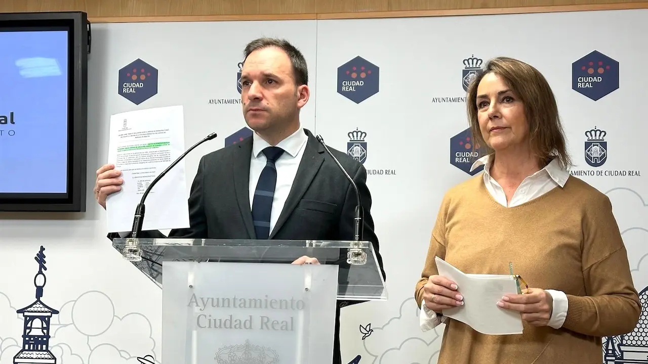 La concejala de Turismo del Ayuntamiento de Ciudad Real, Cristina Galán, y el portavoz del equipo de Gobierno del Ayuntamiento de Ciudad Real, Guillermo Arroyo, en rueda de prensa