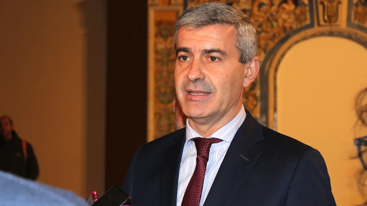 El delegado de la Junta en la provincia de Toledo, Álvaro Gutiérrez, atendiendo a los medios de comunicación
