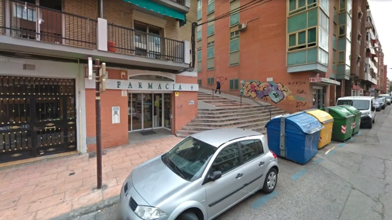 Un hombre con un gran cuchillo atraca una farmacia y huye con la recaudación