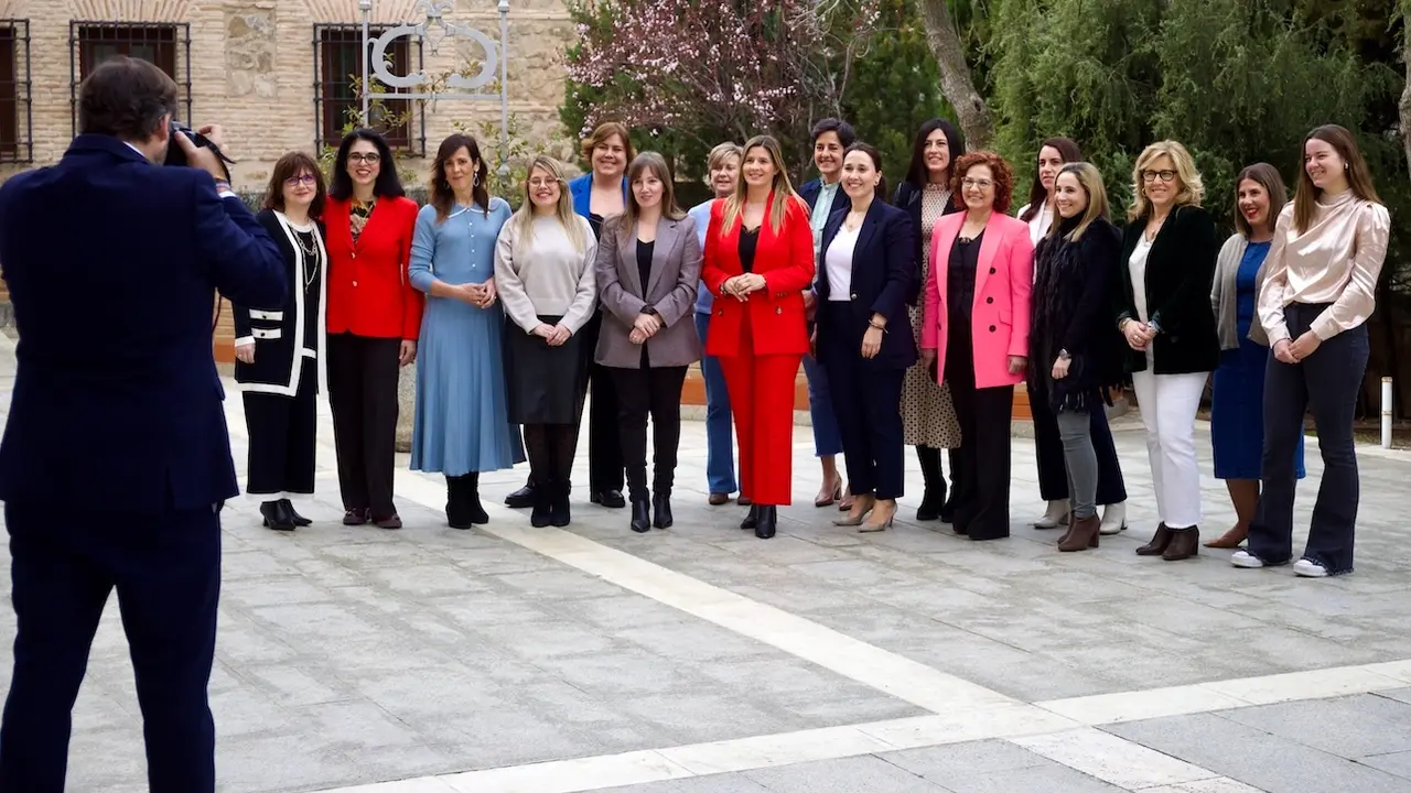 El presidente del PP de Castilla-La Mancha, Paco Núñez, fotografía a mujeres de su partido