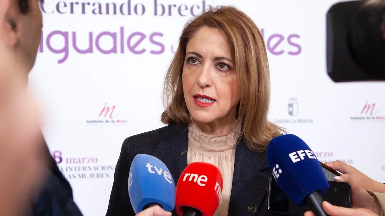La vicesecretaria general del&nbsp;PSOE&nbsp;de Castilla-La Mancha y eurodiputada, Cristina Maestre, atendiendo a los medios de comunicación este viernes en Quintanar del Rey (Cuenca)