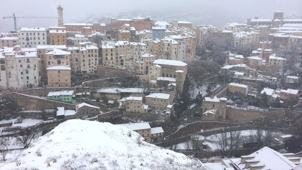 Cuenca activa el Pemuvi en fase de prealerta ante la previsión de posibles nevadas. Imagen de archivo de la ciudad de Cuenca cubierta de nieve