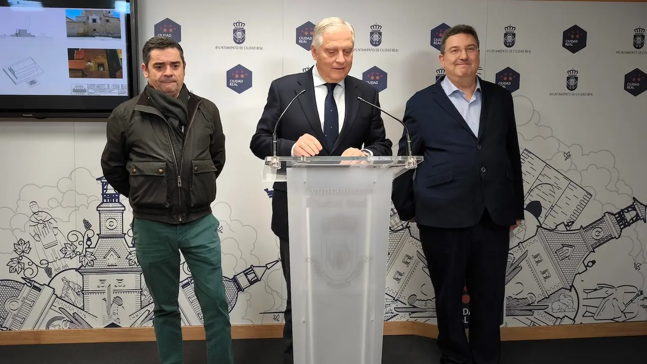 El alcalde de Ciudad Real, Paco Cañizares, durante la rueda de prensa que ha ofrecido en el Consistorio