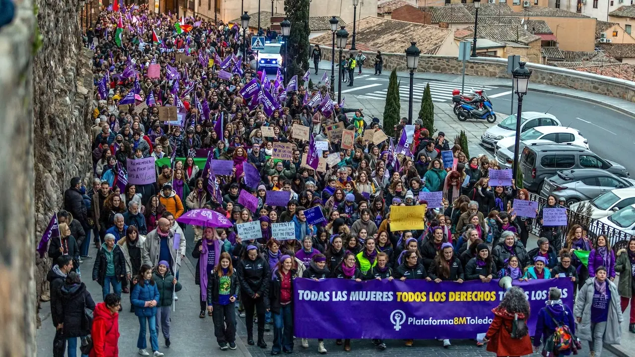 Un momento de la manifestación que ha recorrido este viernes 8M las calles de Toledo con motivo de la celebración del Día Internacional de las Mujeres - EFE/Ángeles Visdómine