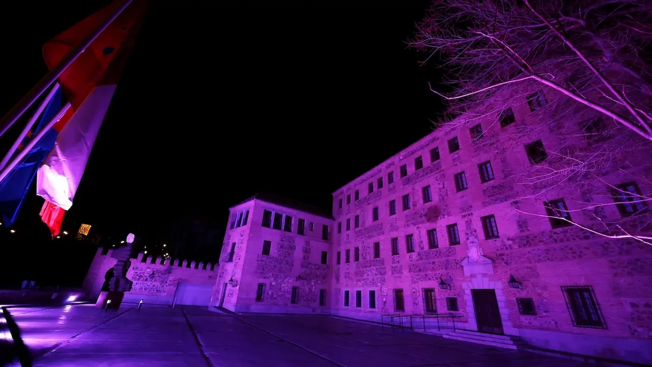La iluminación en morado de San Gil culmina los actos en las Cortes de Castilla-La Mancha por el 8M