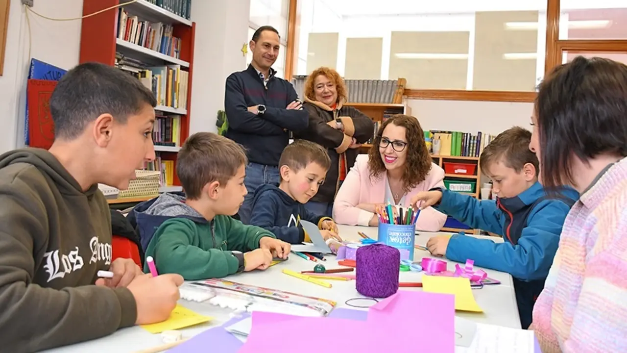 La consejera de Igualdad de Castilla-La Mancha, Sara Simón, durante la visita que ha realizado a los talleres programados dentro del Plan Corresponsables en Málaga del Fresno (Guadalajara)