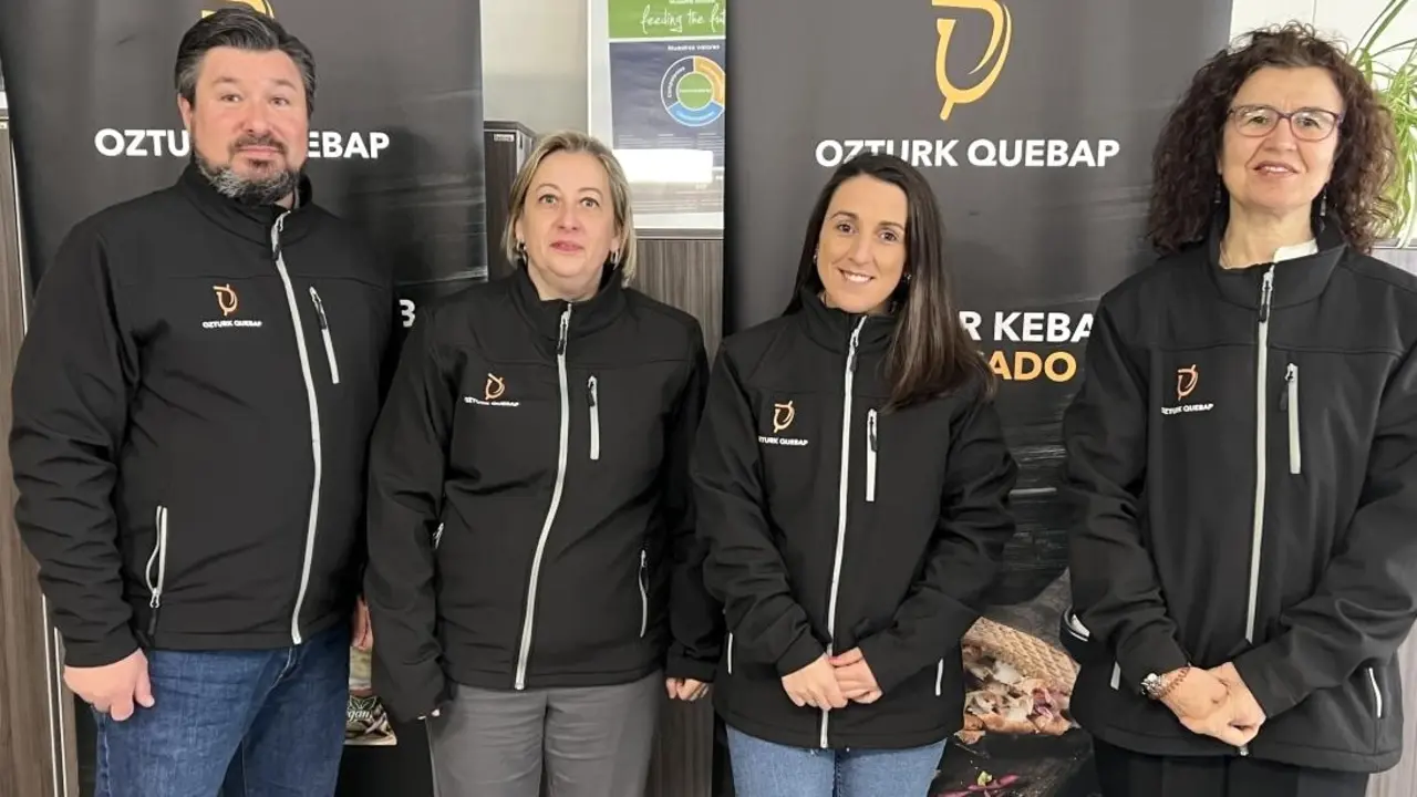 La directora general de Producción Agroalimentaria, Elena Escobar, durante la visita que ha realizado a la empresa Ozturk Quebap Producción S.L. en Casarrubios del Monte (Toledo)