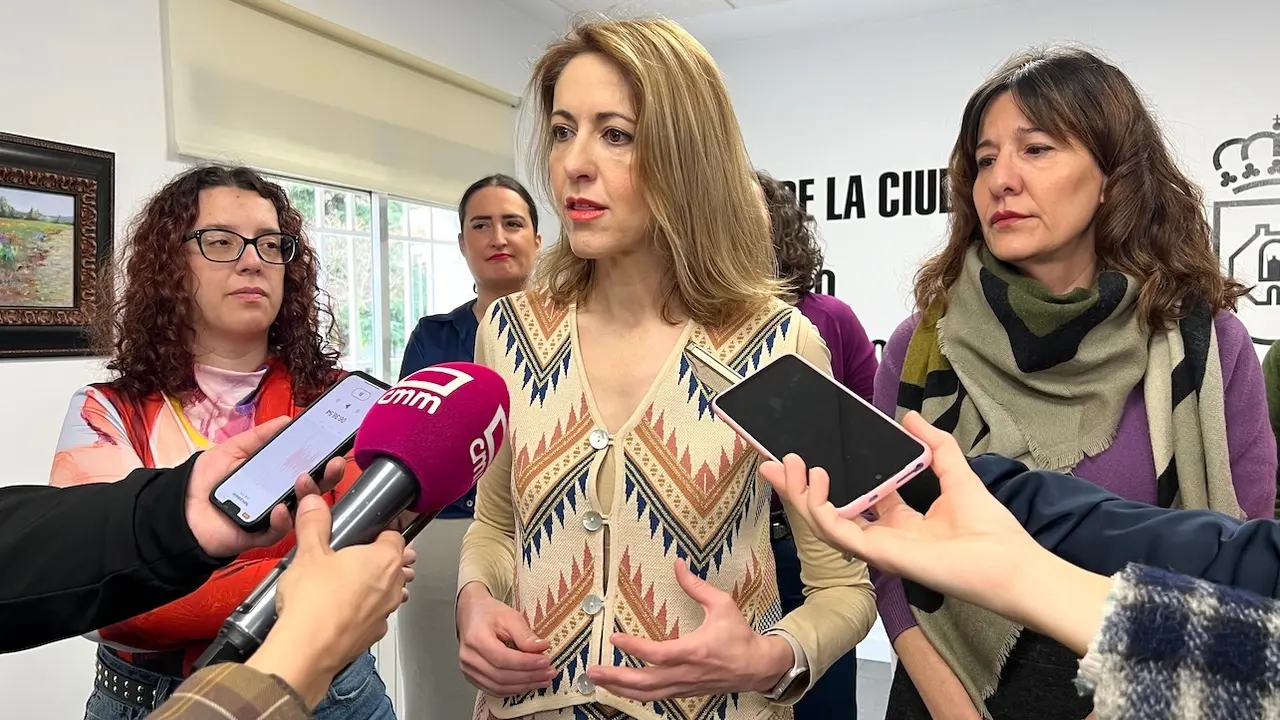 La vicesecretaria General del PSOE de Castilla-La Mancha y eurodiputada, Cristina Maestre, atendiendo a los medios este sábado en Ciudad Real