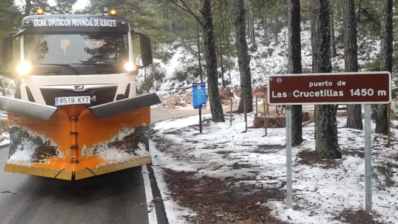 La Diputación de Albacete reparte 20 toneladas de sal en las carreteras por la nieve