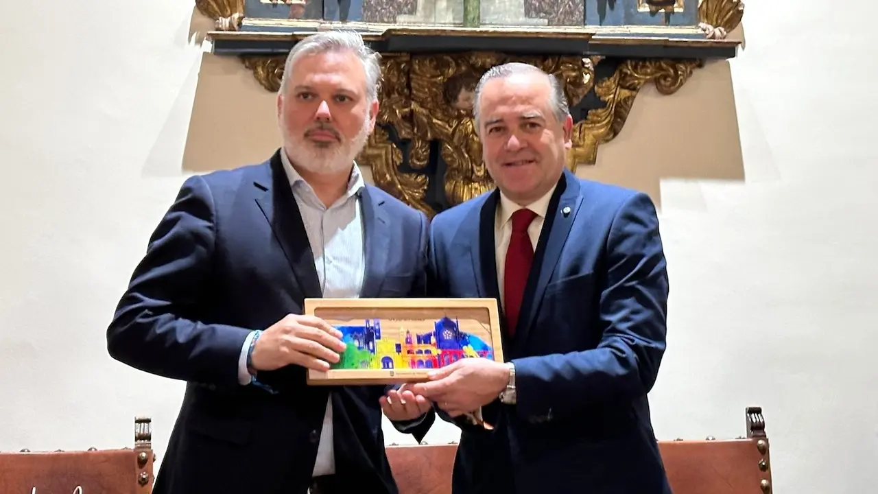 El alcalde de Talavera de la Reina, José Julián Gregorio (d), junto a la alcalde de Plasencia, Fernando Pizarro (i)