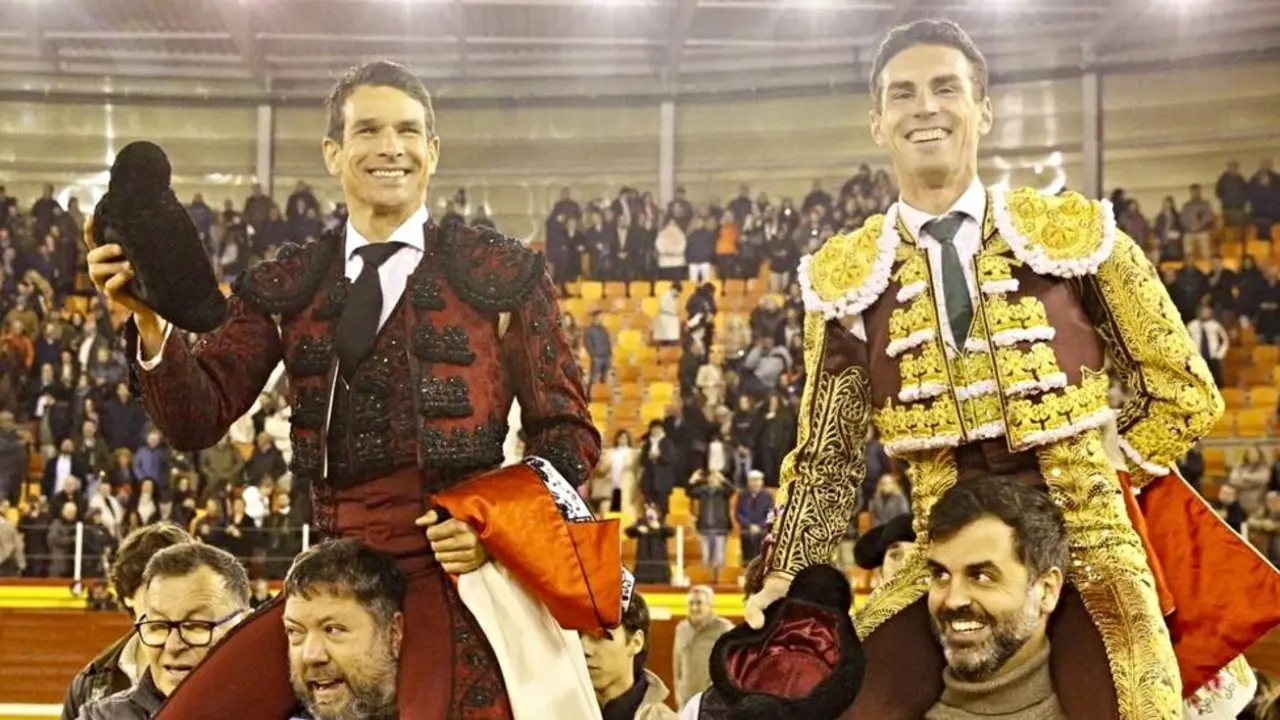 Fernando Adrián arreó en Illescas y salió a hombros junto a José María Manzanares