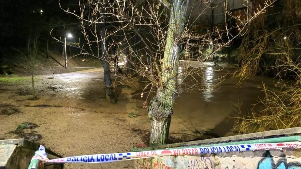 Cierran los accesos a la ribera del Júcar en Cuenca por la crecida del río