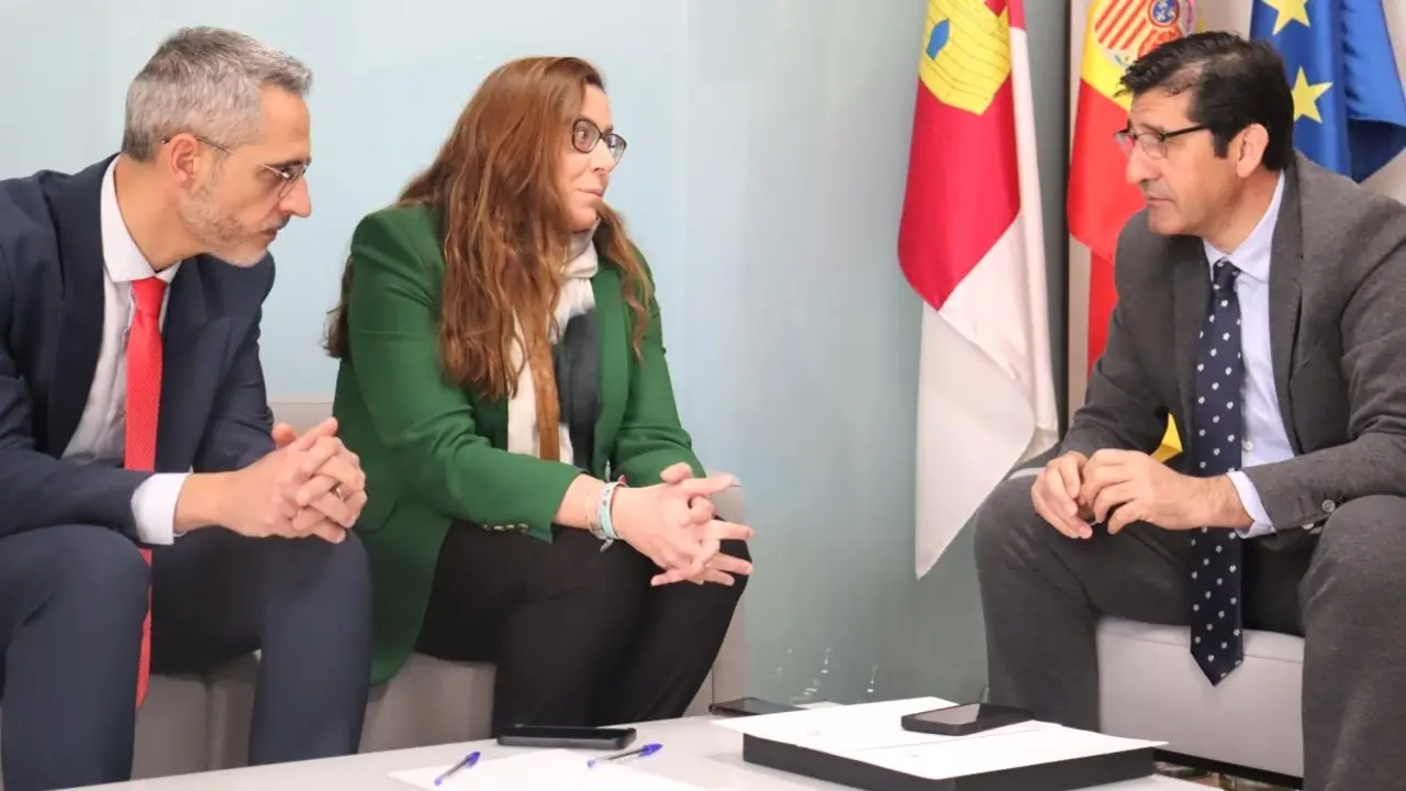 El vicepresidente segundo del Gobierno regional, José Manuel Caballero, durante el encuentro con el alcalde de Torrenueva, Raúl Bravo, y la directora de Infraestructuras del Agua de Castilla-La Mancha, Silvia Díaz del Fresno