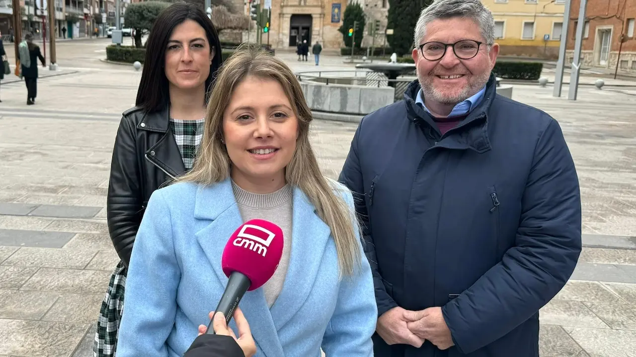 La diputada regional del PP de Castilla-La Mancha, Itziar Asenjo, atendiendo a los medios este domingo en Guadalajara