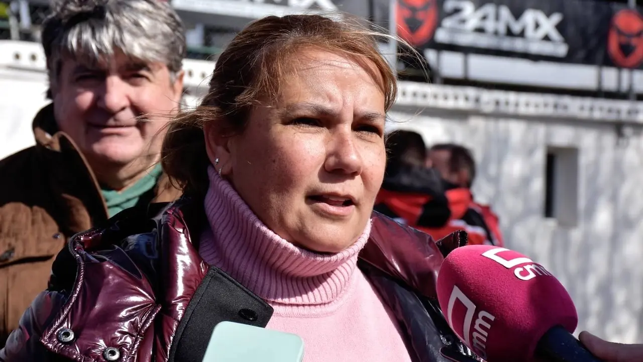 La presidenta de la Ejecutiva provincial del PSOE de Toledo, Tita García Élez, atendiendo a los medios este domingo en Montearagón (Toledo)