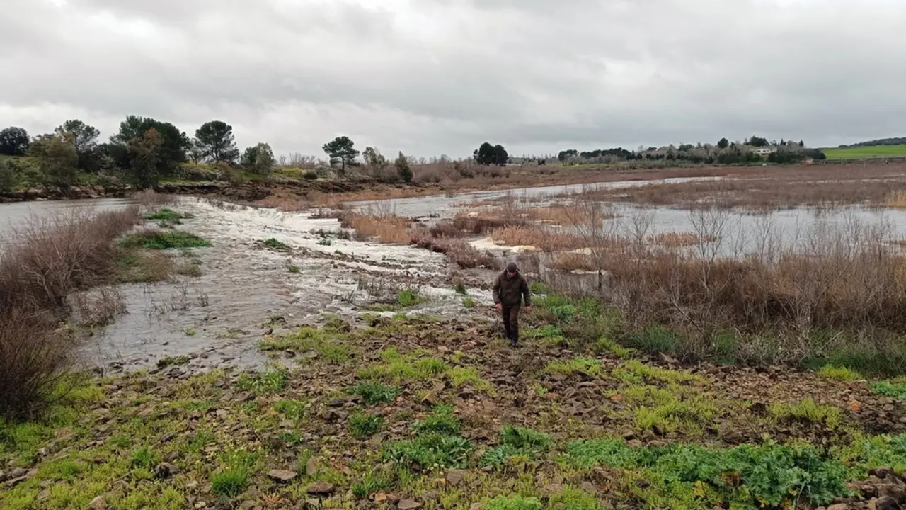 Un hombre camina este domingo por el punto de entrada de agua al embalse de El Vicario, en Ciudad Real - EFE/Beldad