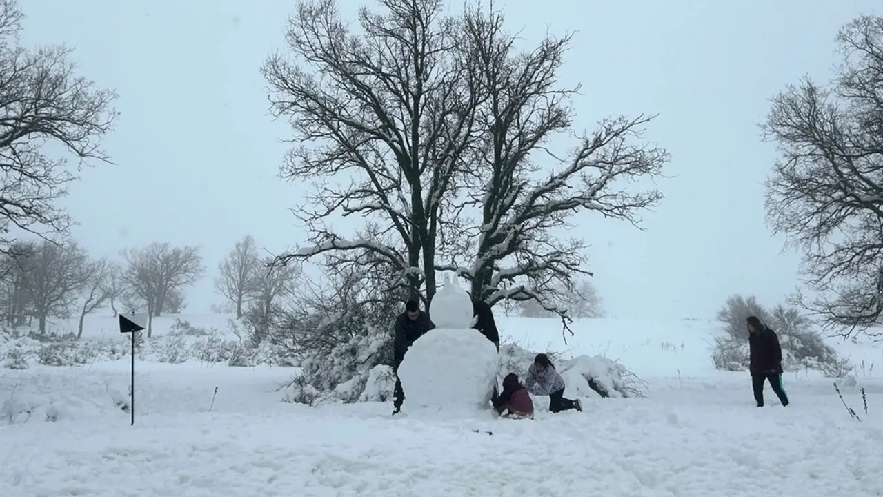 Marzo blanco en la localidad de Las Majadas (Cuenca), con trineos y muñecos de nieve - EFE/Lorena Mayordomo