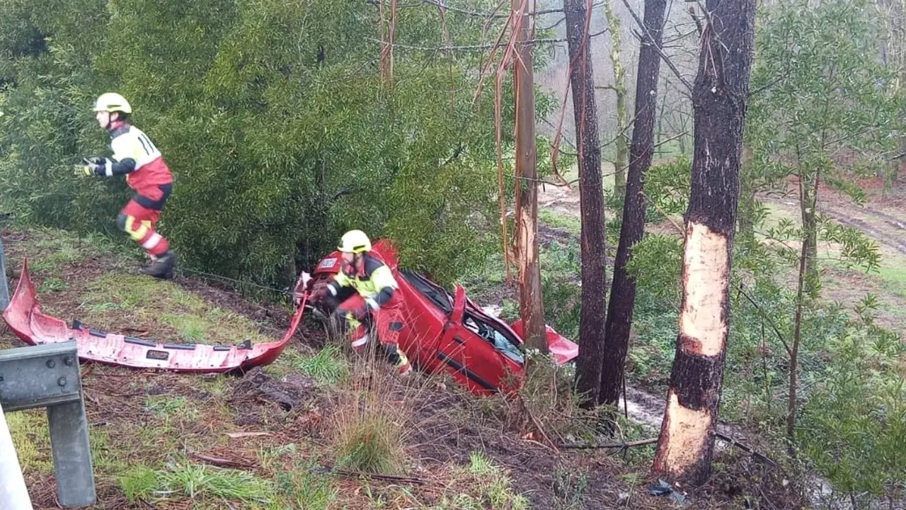 accidente de tráfico, salida de vía, árbol, salirse de la vía,
