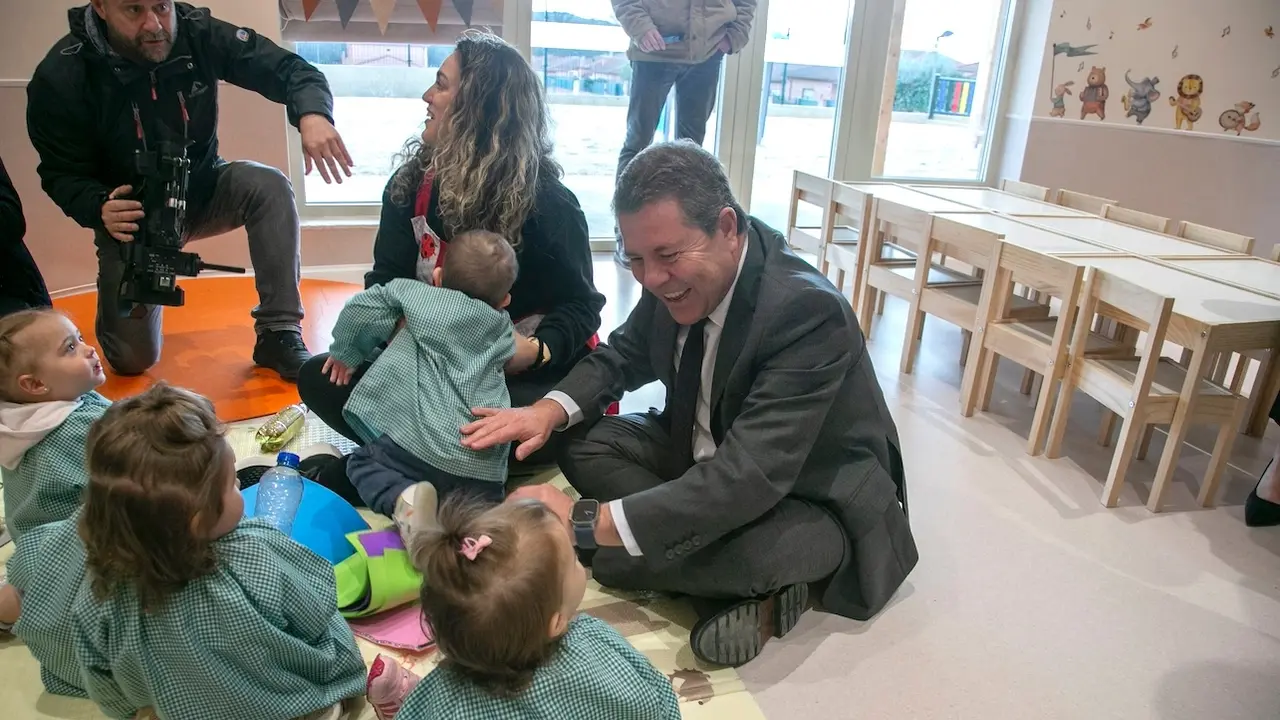 El presidente de Castilla-La Mancha, Emiliano García-Page, ha inaugurado la escuela infantil ‘Amapola’ de Galápagos (Guadalajara)
