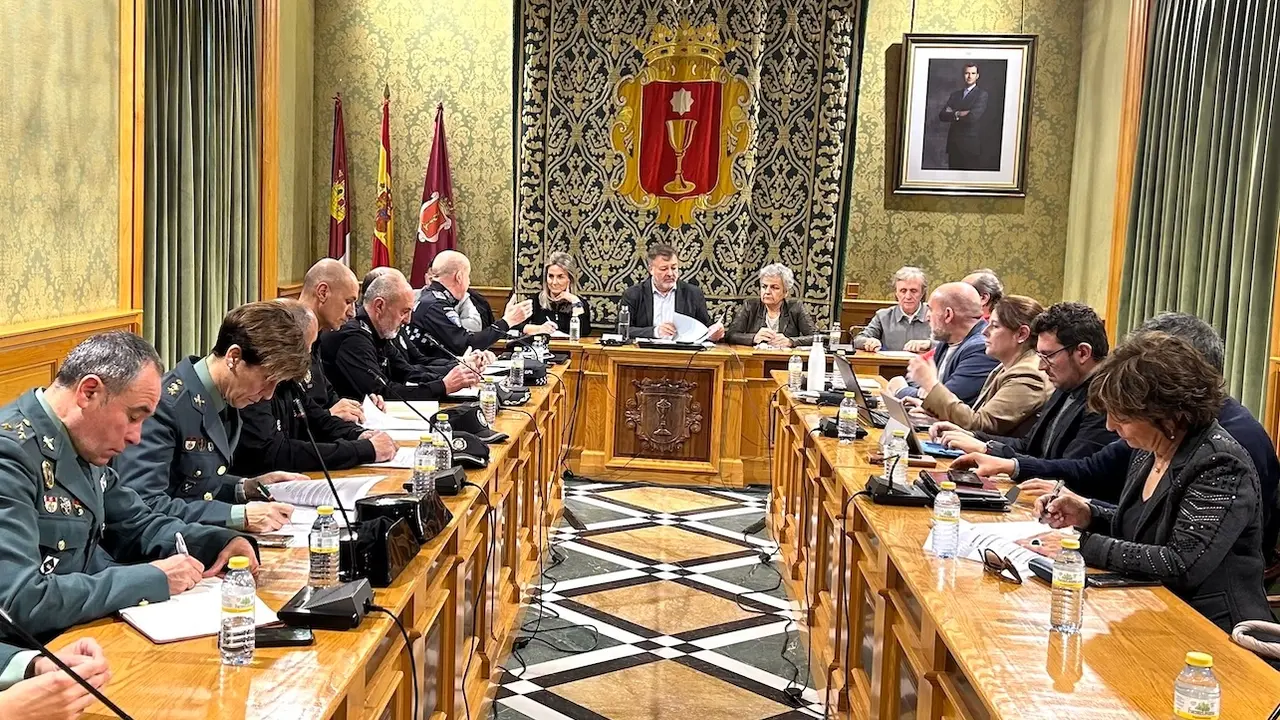 La delegada del Gobierno en Castilla-La Mancha, Milagros Tolón, y el alcalde de Cuenca, Darío Dolz, han presidido la reunión de la Junta Local de Seguridad