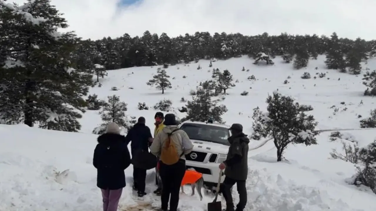 Agentes Medioambientales de Castilla-La Mancha rescatan de un refugio a 4 atrapados por la nieve en Huerta del Marquesado (Cuenca)