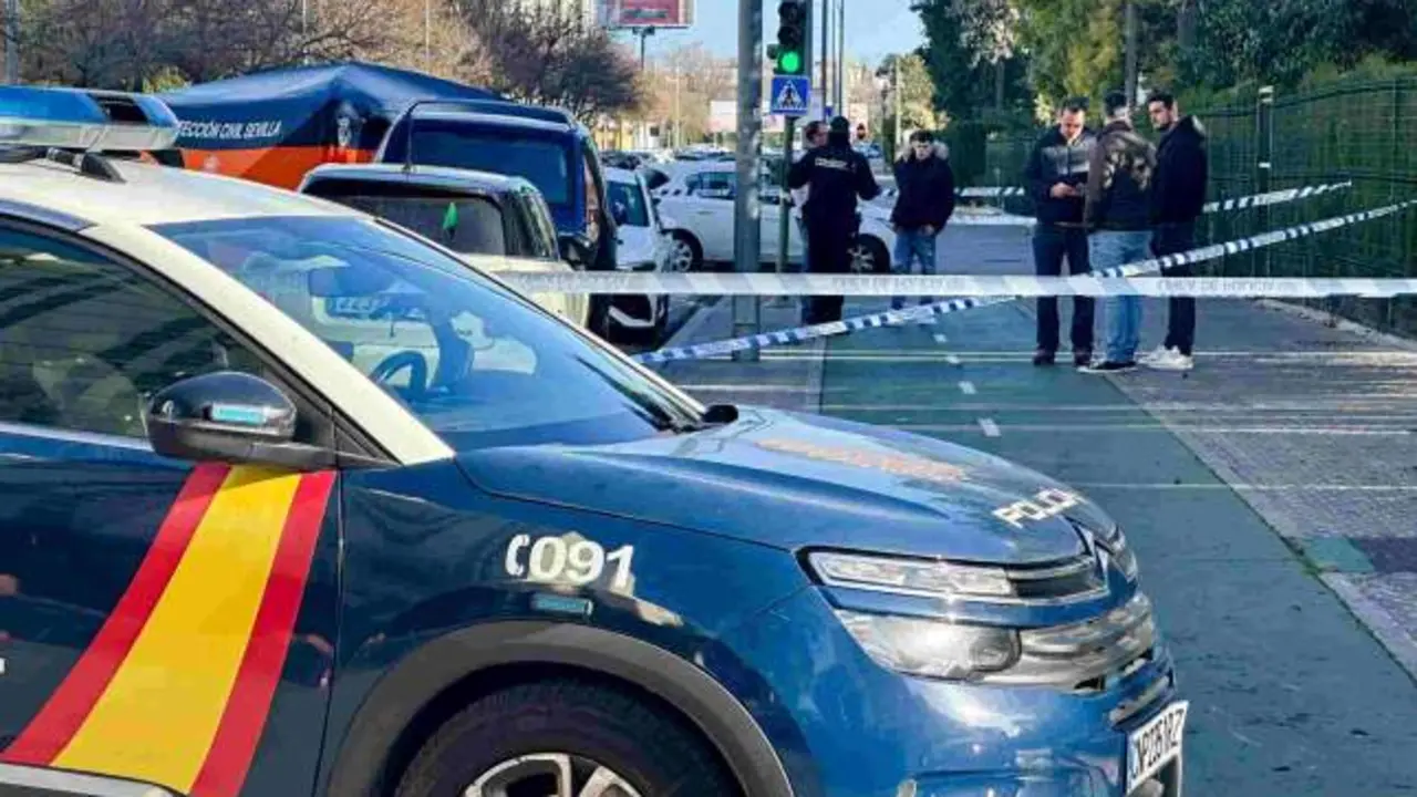 Matan a puñaladas a un chico de 21 años durante una pelea en medio de una calle, policía, patrulla, cadáver, violencia, reyerta,
