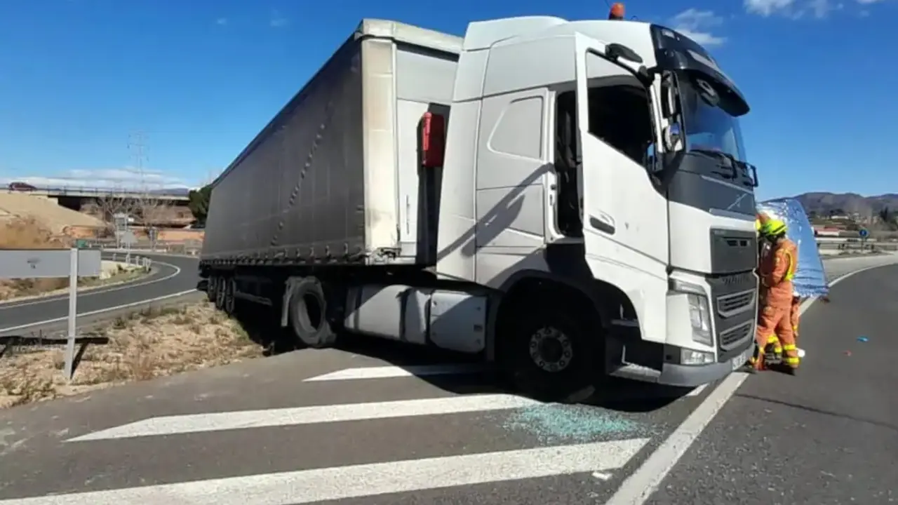 Muere un hombre de 56 años al salirse de la vía el camión que iba conduciendo